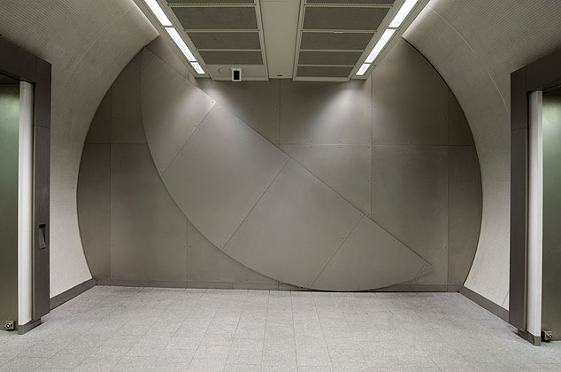 Full Circle by Knut Henrik Henriksen, 2009. Northern line concourse. : Photograph by Daisy Hutchison