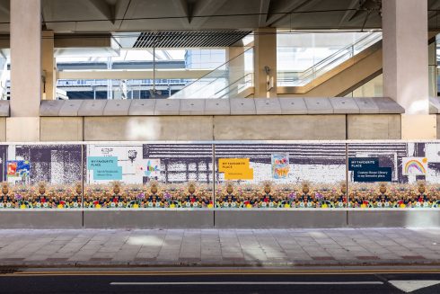 Newham Trackside Wall by Sonia Boyce, 2021. Commissioned by Crossrail, curated by UP Projects, engineered by Atkins. Image by Benedict Johnson.